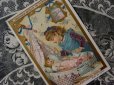 画像1: 1889年 アンティーク クロモ 人形と遊ぶ少女 NO.1 DORMEZ BIEN,SOYEZ SAGE-LIEBIG- (1)