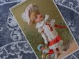 画像1: アンティーク クロモ  人形と散歩する白い帽子の少女 LA PROMENADE-CHOCOLAT GUERIN BOUTRON- (1)