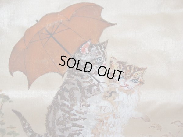 画像3: アンティーク 傘をさして散歩する子猫たちのシルクの裁縫ケース