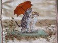 画像2: アンティーク 傘をさして散歩する子猫たちのシルクの裁縫ケース (2)