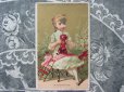 画像2: アンティーク クロモ  人形と遊ぶミントグリーンのドレスの少女 LA RECREATION-CHOCOLAT GUERIN BOUTRON- (2)