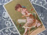 アンティーク クロモ  楽譜を手に指揮の練習をするピンクのドレスの少女 LA MUSIQUE-CHOCOLAT GUERIN BOUTRON-