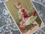 アンティーク クロモ  人形と遊ぶミントグリーンのドレスの少女 LA RECREATION-CHOCOLAT GUERIN BOUTRON-