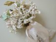 画像1: アンティーク レースに包まれた結婚式の花嫁のブーケ (1)