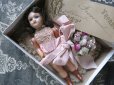 画像1: アンティーク ピンクのリボンが結ばれた箱入り 小さな女の子のドール (1)