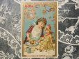 画像2: 1889年 アンティーク クロモ 人形と遊ぶ少女 NO.5 LA DINETTE-LIEBIG- (2)