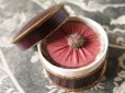 画像1: アンティーク メタル刺繍のパフ付 花のガーランド とても小さなパウダーボックス ROUGE PARFUME AUX FLEURS -DORIN PARIS- (1)