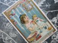 画像1: 1889年 アンティーク クロモ 人形と遊ぶ少女 NO.4 LA TOILETTE DU MATIN-LIEBIG- (1)