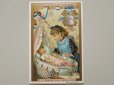 画像2: 1889年 アンティーク クロモ 人形と遊ぶ少女 NO.1 DORMEZ BIEN,SOYEZ SAGE-LIEBIG- (2)