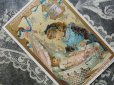 画像1: 1889年 アンティーク クロモ 人形と遊ぶ少女 NO.1 DORMEZ BIEN,SOYEZ SAGE-LIEBIG- (1)