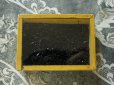 画像2: アンティーク ボンマルシェ 黒いガラスビーズ入り 硝子の蓋の紙箱 -AU BON MARCHE- (2)