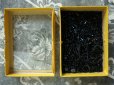 画像3: アンティーク ボンマルシェ 黒いガラスビーズ入り 硝子の蓋の紙箱 -AU BON MARCHE- (3)