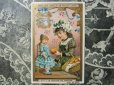 画像2: 1889年 アンティーク クロモ 人形と遊ぶ少女 NO.3 LA RETOUR DU MARCHE-LIEBIG- (2)