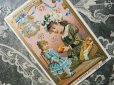 画像1: 1889年 アンティーク クロモ 人形と遊ぶ少女 NO.3 LA RETOUR DU MARCHE-LIEBIG- (1)