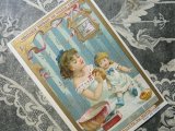 1889年 アンティーク クロモ 人形と遊ぶ少女 NO.4 LA TOILETTE DU MATIN-LIEBIG-