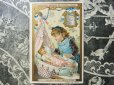 画像2: 1889年 アンティーク クロモ 人形と遊ぶ少女 NO.1 DORMEZ BIEN,SOYEZ SAGE-LIEBIG- (2)
