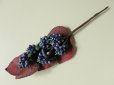 画像2: アンティーク 紫と青の木の実のコサージュ (2)