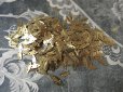 画像3: アンティーク メタル製 ゴールドのスパンコール入り 500~600ピース 硝子の蓋の小さな紙箱　 (3)