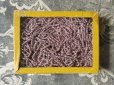 画像2: アンティーク ボンマルシェ 薄紫 メタル製ビーズ入り(33g) 硝子の蓋の紙箱 -AU BON MARCHE- (2)