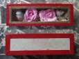 画像2: アンティーク 薔薇ぼ小さなコサージュ入り 硝子の蓋の紙箱 ゴールドの装飾入りフレーム (2)