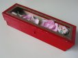 画像5: アンティーク 薔薇ぼ小さなコサージュ入り 硝子の蓋の紙箱 ゴールドの装飾入りフレーム (5)