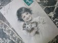 画像1: ★5周年セール対象外★アンティークポストカード 子猫を抱く少女 ヴィエノワーズ VIENNOISE (1)