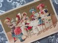 画像1: アンティーク クロモ 人形に食事をさせる少女たち-GRANDS MAGASINS DE NOUVEAUTES BORDEAUX- (1)